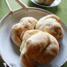 ピリリ黒胡椒でそら豆とチーズのふわふわパン