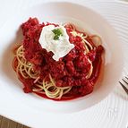 ビーツと鶏ひき肉のボルシチ風パスタ