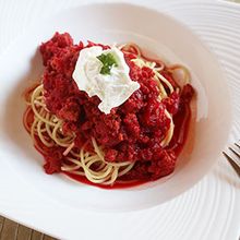 ビーツと鶏ひき肉のボルシチ風パスタ