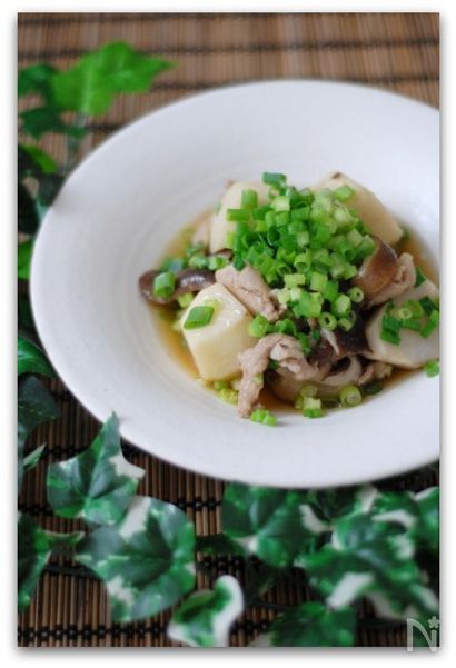 たっぷりネギ乗せ豚肉と里芋の煮物