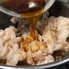 食欲爆発！とろ〜り【温玉と甘辛ポークのネギガーリックライス】の工程3
