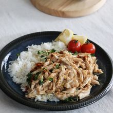 火を使わないで作れる「蒸し鶏の梅ナムル丼」