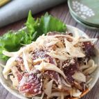 やみつき♡かつおのたたきと新玉ねぎのにんにくごま味噌和え