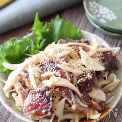 やみつき♡かつおのたたきと新玉ねぎのにんにくごま味噌和え