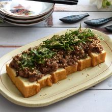 火を使わずに！梅シソ風味が食欲をそそる肉味噌厚揚げ