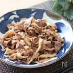 5分❣️ご飯もビールも進む♡牛こまと舞茸のピり辛麺つゆ炒め