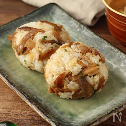 【豚バラごぼうの混ぜ込みおにぎり】天かす入りでやみつき危険♪
