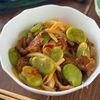 そら豆とカリカリ豚バラの豆板醤焼き　