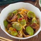 そら豆とカリカリ豚バラの豆板醤焼き　