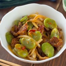 そら豆とカリカリ豚バラの豆板醤焼き　