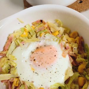 ゆみの作ってみた!投稿(キャベツをもりもり食べれる『巣ごもり卵』ベーコン＆コーン入り)