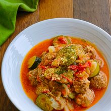 焼かずにお手軽♪ご飯がつなぎのミートボールの夏野菜煮込み