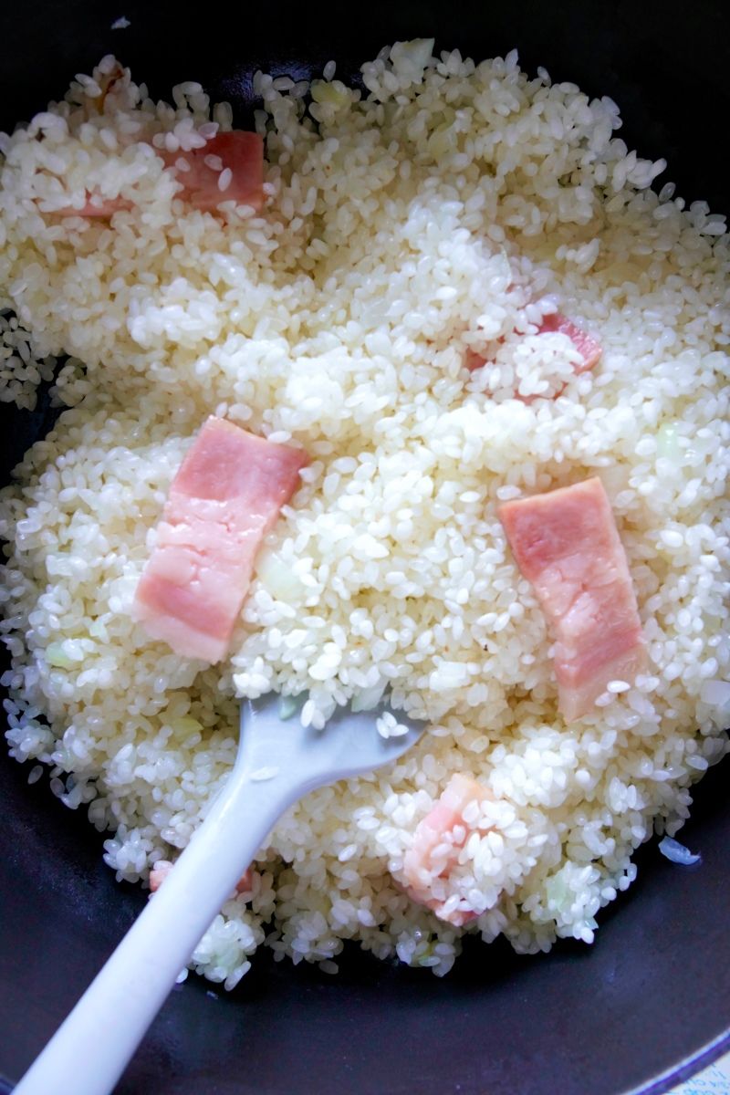 豆ごはん お豆ご飯を洋風に】えんどう豆とベーコンの簡単炊き込みピラフ