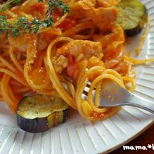 一緒に煮込む!チキンのトマト煮込みパスタ