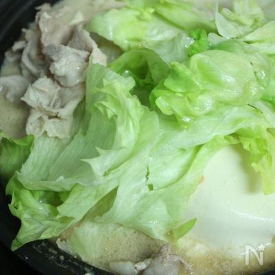 豚肉とレタスの豆乳ごま味噌鍋