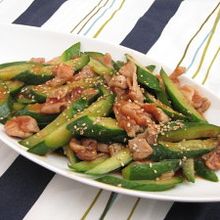 キュウリと豚肉の韓国風炒め物