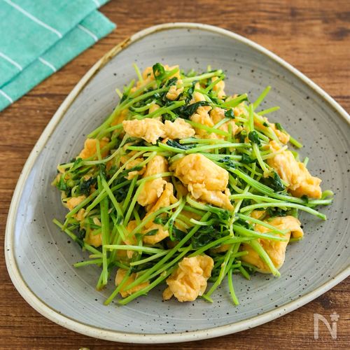 調味料2つ!ピリ辛♡豆苗と卵の白だし炒め