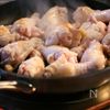 鶏手羽元とジャガイモのカレー風味煮の工程1
