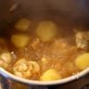 鶏手羽元とジャガイモのカレー風味煮の工程2