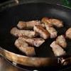 【マッシュルーム軸と豚肉のにんにく胡椒炒め】の工程2