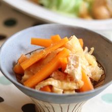 揚げとにんじんの和え物