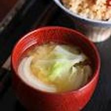 【玉ねぎとキャベツのあっさりみそ汁】