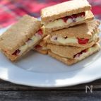 苺が可愛い♪ ホワイト生チョコのクッキーサンド【材料4つ】