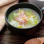 チーズがとけてまろやか♪白菜とハムの液体塩こうじスープ