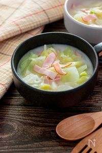 チーズがとけてまろやか♪白菜とハムの液体塩こうじスープ