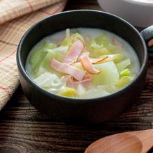 チーズがとけてまろやか♪白菜とハムの液体塩こうじスープ