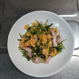 KUMIKOの作ってみた!投稿(5分おかず＊豆苗とハムの卵炒め)