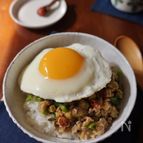 ナスと鶏そぼろのお月見丼