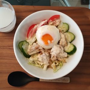ゆの作ってみた!投稿(やっちゃいな！『焼き鳥シーザー丼』火を使わず作れる丼ぶり♡)