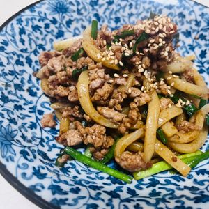 新米ちゃんの作ってみた!投稿(ニラたっぷり♪甜麺醤で肉味噌焼きうどん)