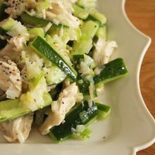 レンチン蒸し鶏で簡単！鶏むね肉ときゅうりのネギ塩だれ