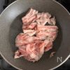 ごはんが止まらない!春キャベツと豚バラのガリバタふわ玉炒めの工程2