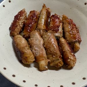 チョビの助の作ってみた!投稿(～外カリ中モチっ～大葉をINする肉巻きちくわぶの月見生姜焼き)