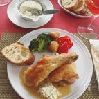 鶏もも肉のビネガー煮、ブルサン ガーリック＆ハーブ添え