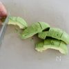 【カレールウの活用レシピ】アボカドのカレーマヨあえの工程2