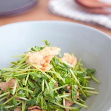 豚コマと豆苗のシャキシャキ旨辛和え