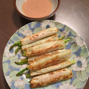 たりおの作ってみた!投稿(餃子の皮で【チーズとろけるアスパラベーコン巻き】)