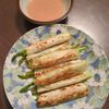 たりおの作ってみた!投稿(餃子の皮で【チーズとろけるアスパラベーコン巻き】)