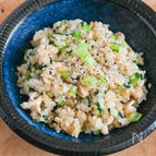 ぱぱっと作れる♪鶏皮と小松菜のチャーハン