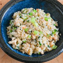 ぱぱっと作れる♪鶏皮と小松菜のチャーハン