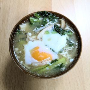 ゆいの作ってみた!投稿(【小松菜ときのこと落とし卵のお味噌汁】満足感UP♪)