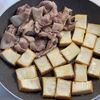 コスパ抜群！お手軽♪【厚揚げと豚こまの甘辛煮炒め】の工程2
