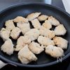 『鶏肉とスナップえんどうのガリバタ炒め』むね肉やわらか♡の工程3
