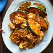 甘辛がご飯に合う！かぼちゃと豚肉のごま照り焼き
