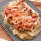 とろとろ新玉ねぎソース添え♪フライパングリルチキン