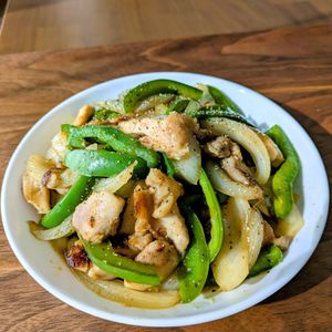 るるる♪の作ってみた!投稿(行列の定食屋さんの🍚ピーマンと玉葱のテリヤキチキン炒め🤩)
